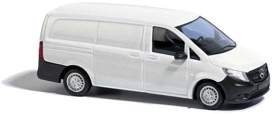 Fourgonnette blanche, vue latérale, avec l'emblème Mercedes-Benz sur la calandre. Le véhicule est immobile sur un fond neutre.
