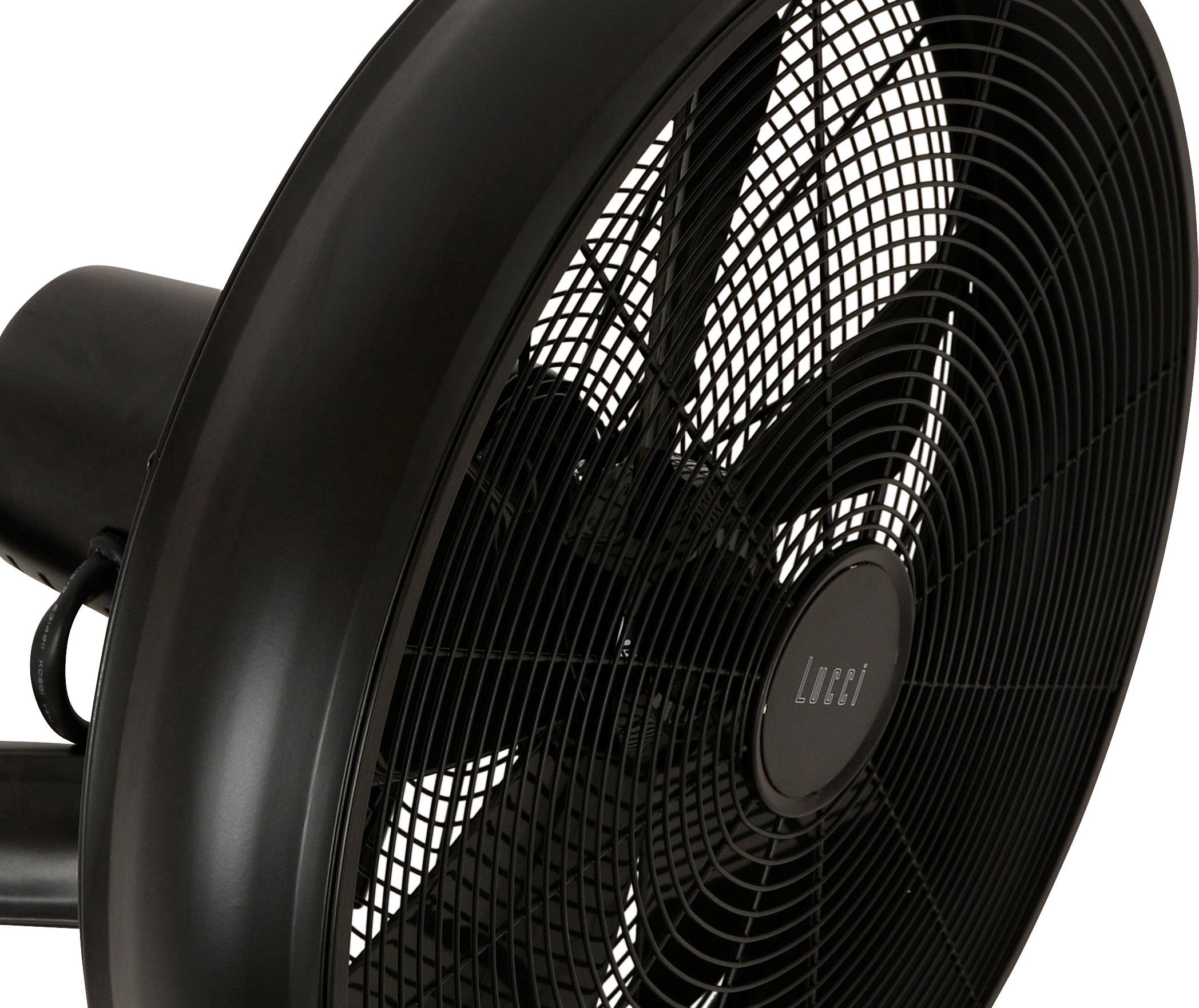 Ventilateur électrique noir sur pied, avec grille de protection et cinq pales, vu de côté. Idéal pour rafraîchir une pièce pendant l'été.