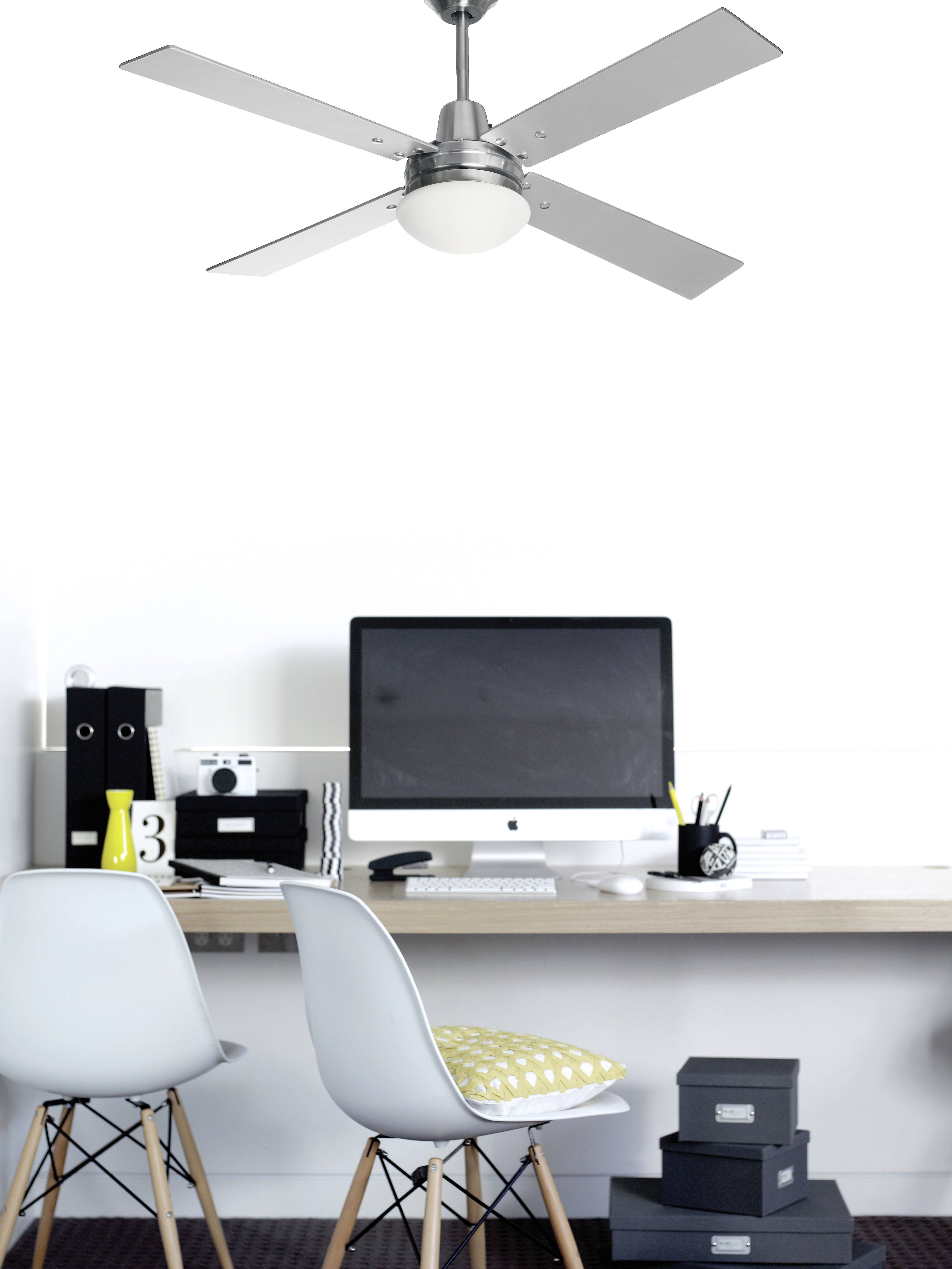 Un espace de travail moderne avec deux chaises, un ordinateur, un ventilateur au plafond et des étagères remplies de livres et de classeurs.