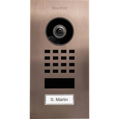 Installation d'interphone en cuivre avec caméra et grille de haut-parleur ; la plaque nominative en bas indique 'S. Martin'.