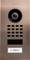 Installation d'interphone en cuivre avec caméra et grille de haut-parleur ; la plaque nominative en bas indique 'S. Martin'.