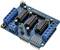 Bouclier Arduino avec emplacements pour microprocesseurs et connecteurs, sur une carte électronique bleue avec étiquetages et divers composants.
