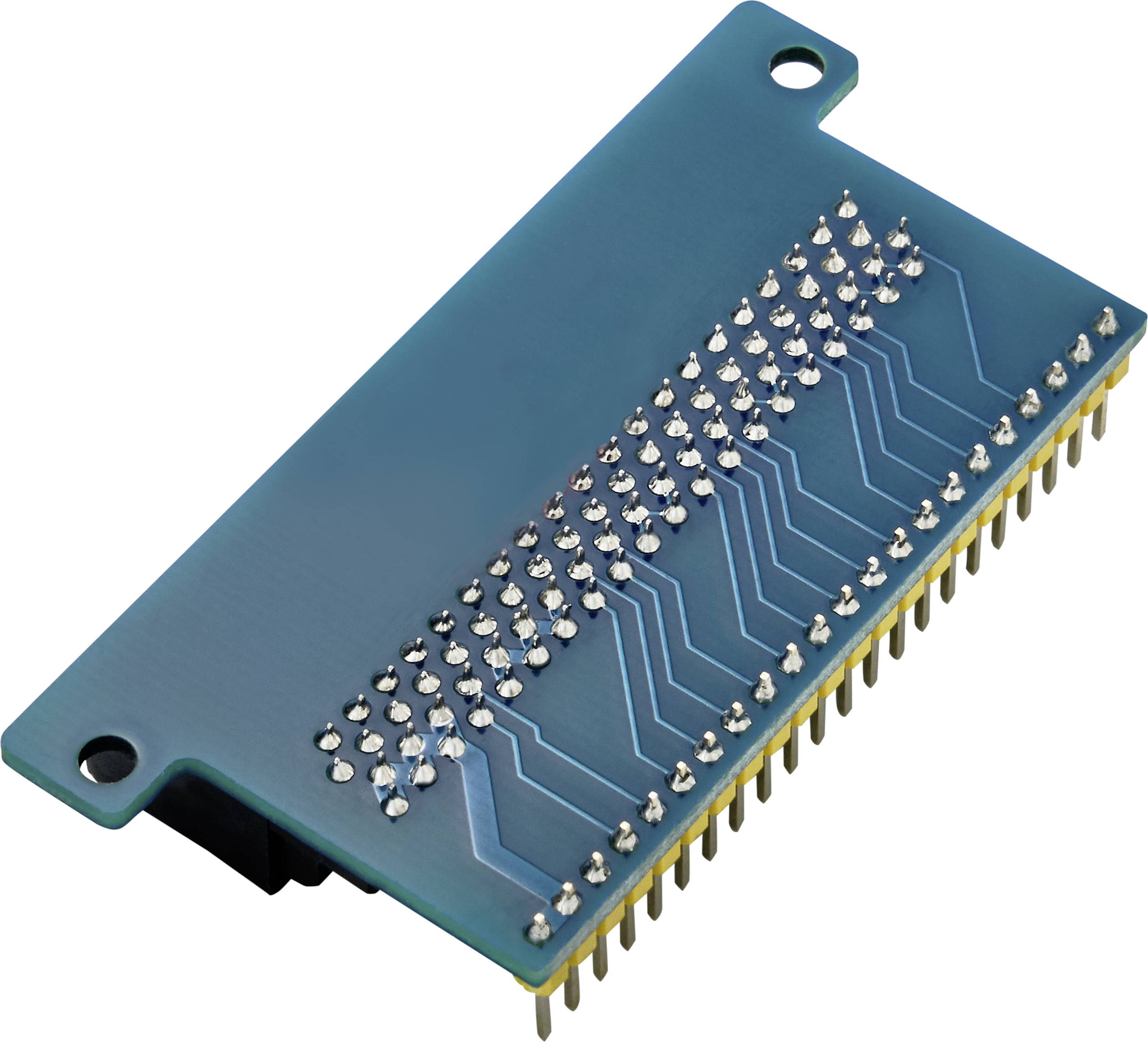 Un composant électronique vert avec plusieurs rangées de broches argentées sur un circuit imprimé bleu.