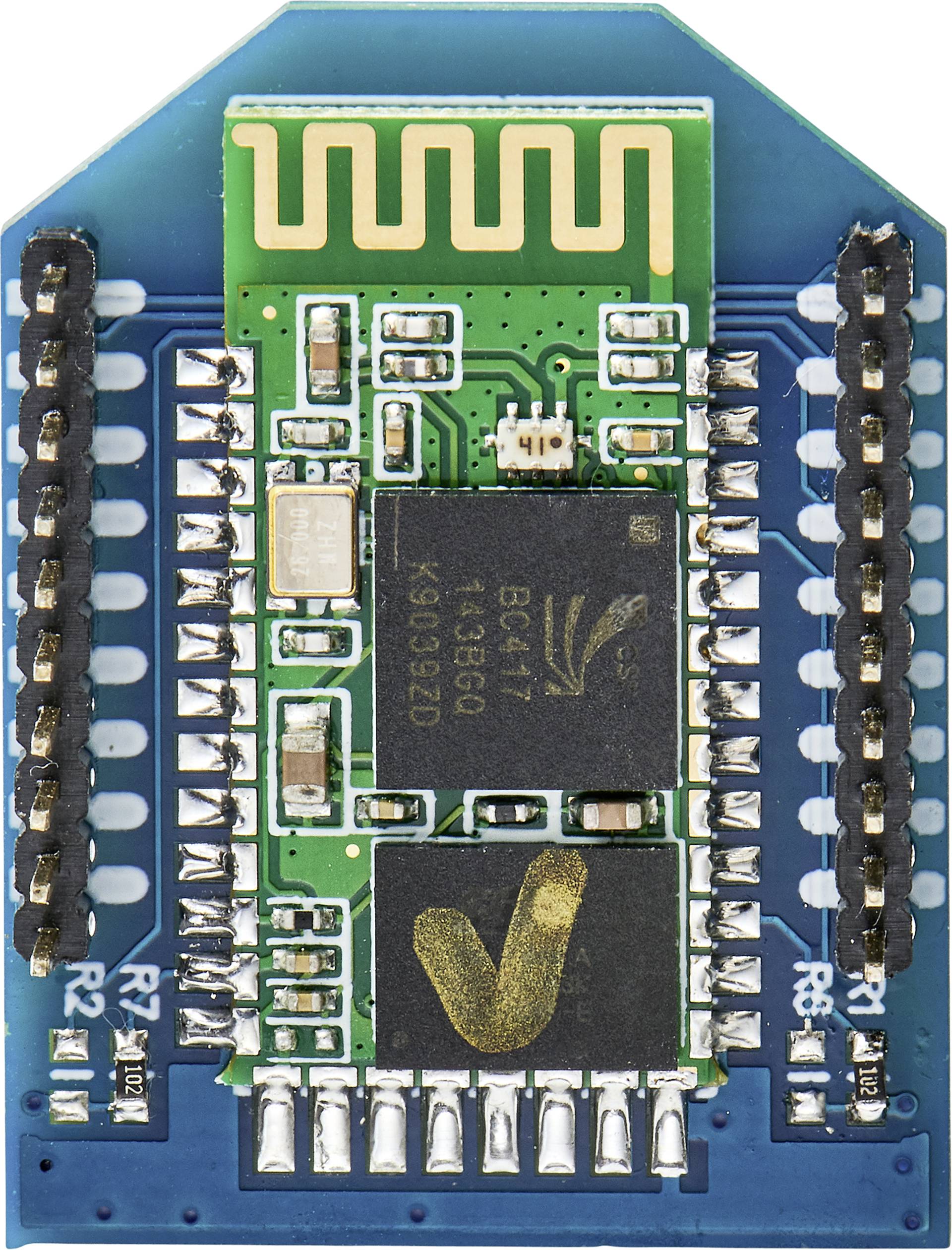 Gros plan d'un module Bluetooth vert sur un circuit imprimé bleu, montrant les circuits électroniques et l'antenne en vue supérieure.
