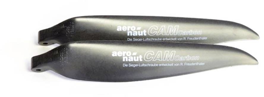 Deux pales d'hélice noires portant l'inscription « aero-naut CAMcarbon ». Développées pour les avions de modélisme par R. Freudenthaler.