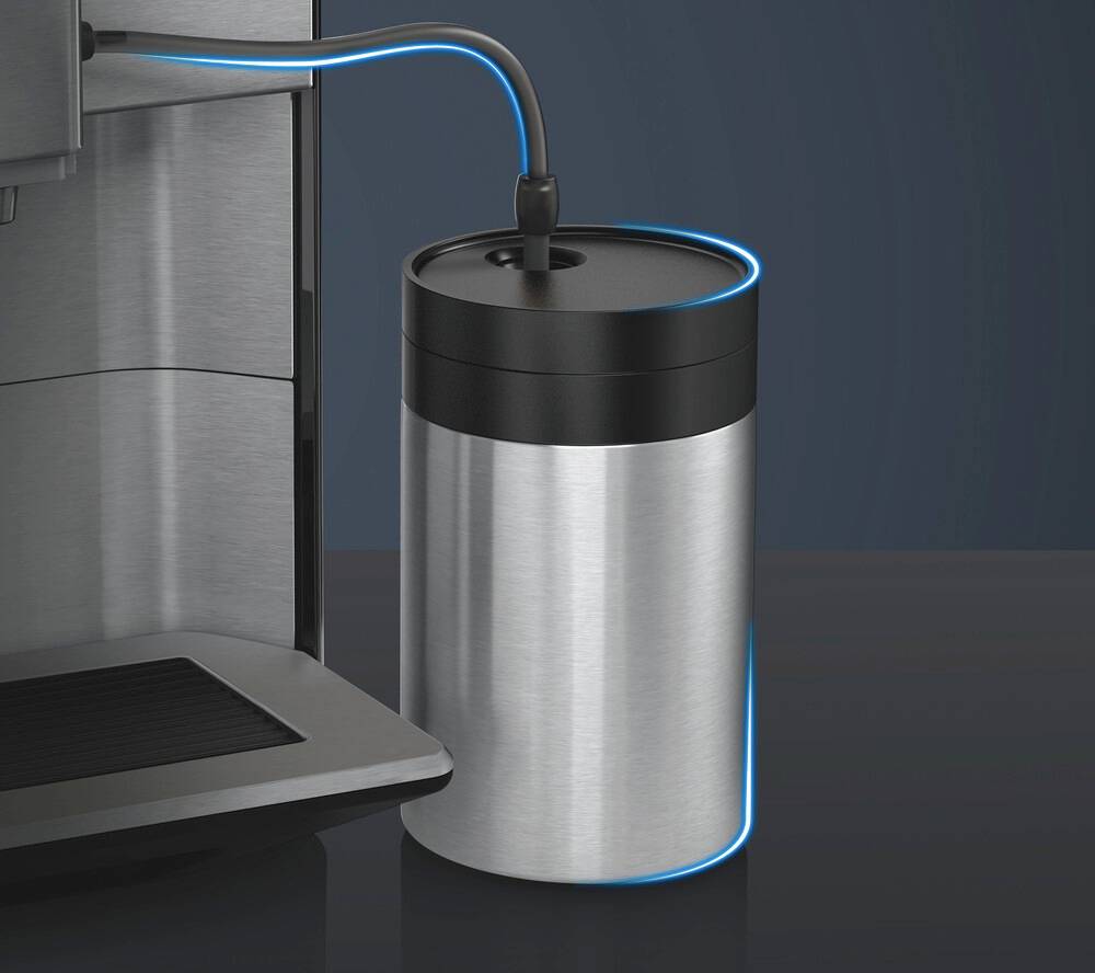 Une machine à café avec un réservoir à lait externe en argent, relié par un tuyau bleu.