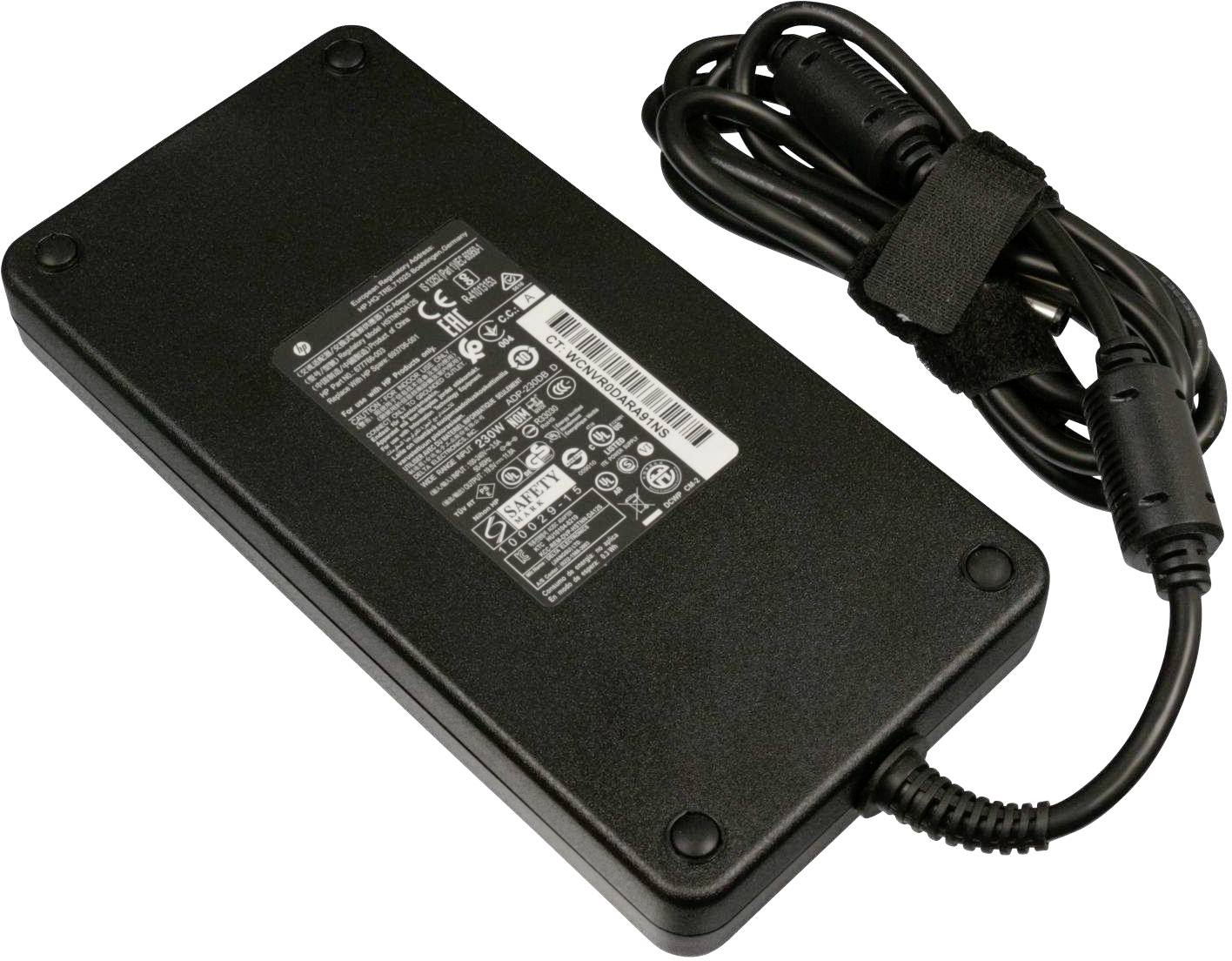 Un chargeur rectangulaire noir avec plusieurs labels de certification et un câble secteur noir enroulé.