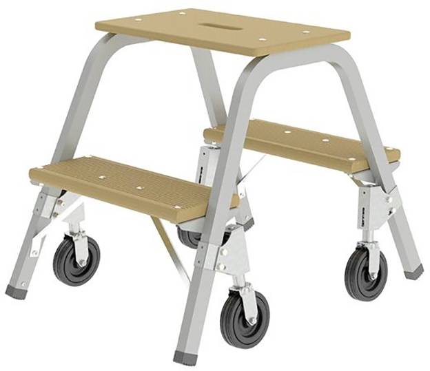 Marchepied compact et pliable à deux marches avec roulettes. Cadre argenté et marches brunes. Idéal pour les travaux en hauteur.