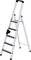 Échelle pliante blanche à cinq marches, avec des embouts en caoutchouc noir et une poignée de sécurité en haut.