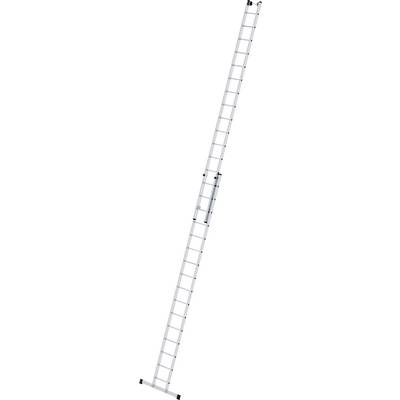 Une longue échelle en aluminium argentée, complètement déployée, est inclinée. Idéale pour les travaux extérieurs ou les travaux en hauteur sous plafond.