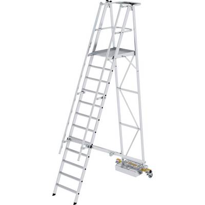 Une échelle à plate-forme en métal, haute et à plusieurs marches, adaptée aux travaux en hauteur nécessitant une base stable.