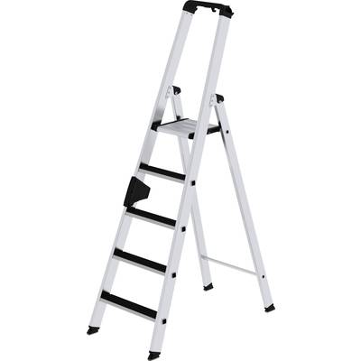 Une échelle pliante en argent avec cinq marches et une poignée noire. Elle est ouverte et stable sur un sol plat.