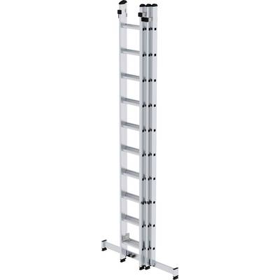 Une échelle longue en aluminium avec des éléments télescopiques, dépliée. Adaptée aux travaux en hauteur, stabilisée par des traverses larges à la base.