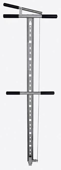 Poignée verticale en métal avec leviers mobiles et poignée en caoutchouc noir. Probablement utilisée pour commander ou ajuster un dispositif.