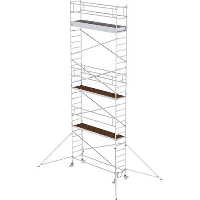 Un échafaudage argenté avec plusieurs niveaux de plateformes, des supports de stabilisation et des roues, adapté pour une utilisation sur des chantiers afin d'atteindre de grandes hauteurs.