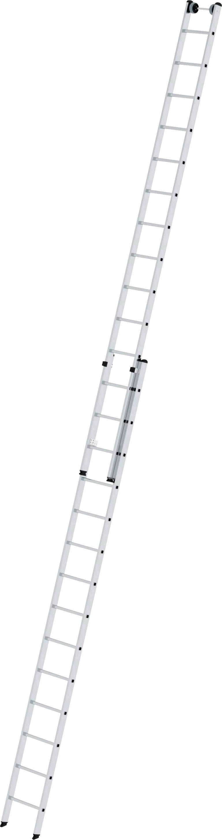Une longue échelle en aluminium argentée, comportant de nombreux échelons et s'amincissant vers le haut. Elle est complètement dépliée et positionnée en oblique.