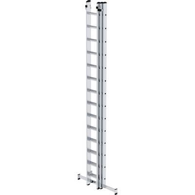 Une échelle coulissante en aluminium avec plusieurs échelons, adaptée aux travaux en hauteur ou aux endroits difficiles d'accès.