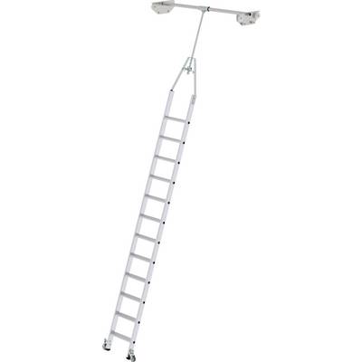 Une longue échelle de grenier blanche télescopique avec plusieurs marches, fixée à un plafond au moyen d'un mécanisme à ciseaux.
