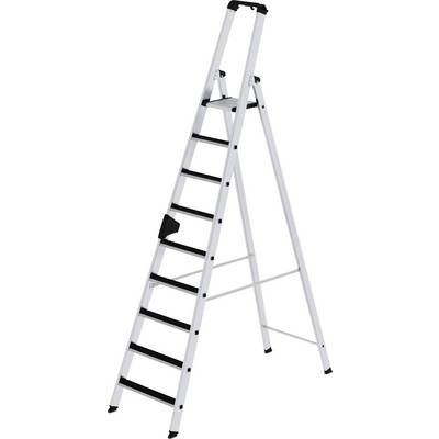 Une échelle télescopique en aluminium à huit marches, idéale pour une utilisation en intérieur et en extérieur. Elle est autoportante et conçue avec solidité.