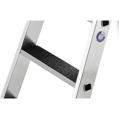 Une échelle d'escabeau en aluminium avec un revêtement antidérapant noir sur les marches, avec des connexions latérales visibles.