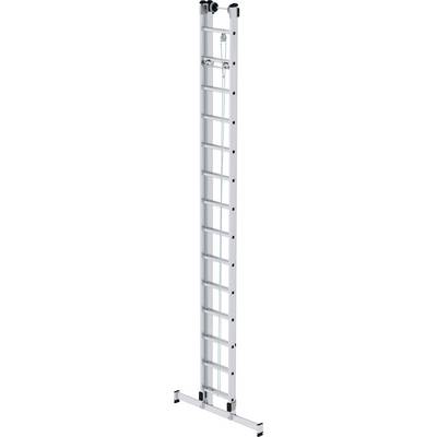 Une échelle coulissante en aluminium avec plusieurs échelons et un pied stable et réglable.