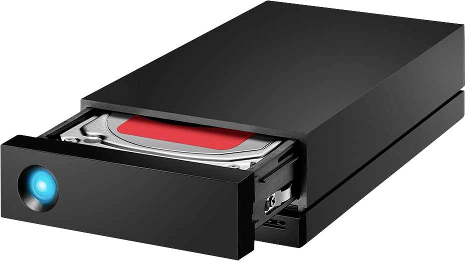 Un disque dur externe avec un boîtier noir et un voyant LED bleu lumineux, partiellement sorti de son logement.