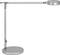 Une lampe de bureau moderne en argent avec un bras ajustable et une tête de lampe ronde.
