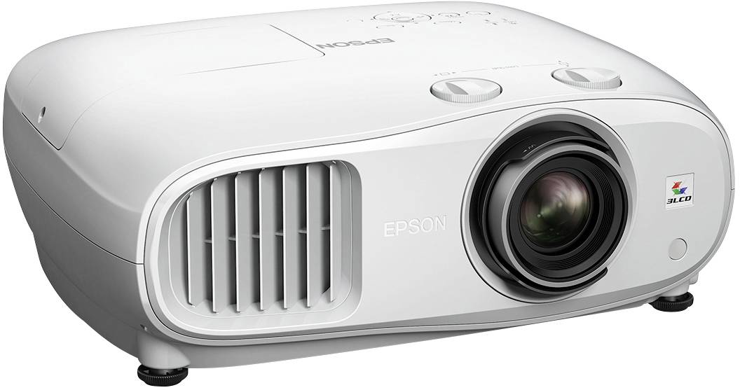 Projecteur Epson blanc avec des fentes de ventilation sur la gauche et un grand objectif sur la droite, adapté pour le home cinéma ou les présentations.