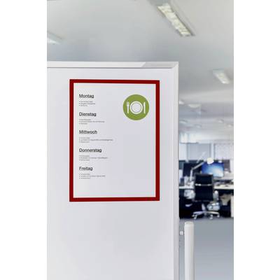 Un papier est accroché au mur d'un bureau. Il montre un planning hebdomadaire du lundi au vendredi avec une image de couverts ; le bureau est visible en arrière-plan.