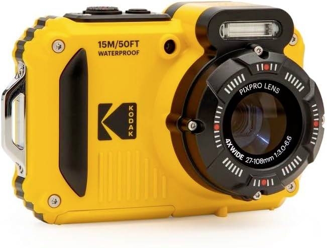 Un appareil photo jaune et étanche de Kodak, résistant jusqu'à 15m/50ft de profondeur. Équipé d'un objectif zoom grand-angle 4x, idéal pour la photographie en extérieur.