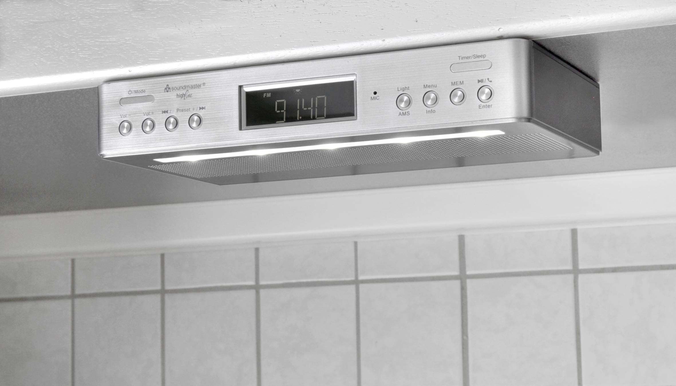 Un appareil de cuisine argenté avec un affichage numérique indique '9:40'. Il comporte plusieurs touches et est monté sous une étagère.