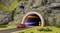 Une voiture rouge sort d'un tunnel éclairé dans un paysage montagneux. Un panneau de signalisation indique une limitation de vitesse de 80 km/h.