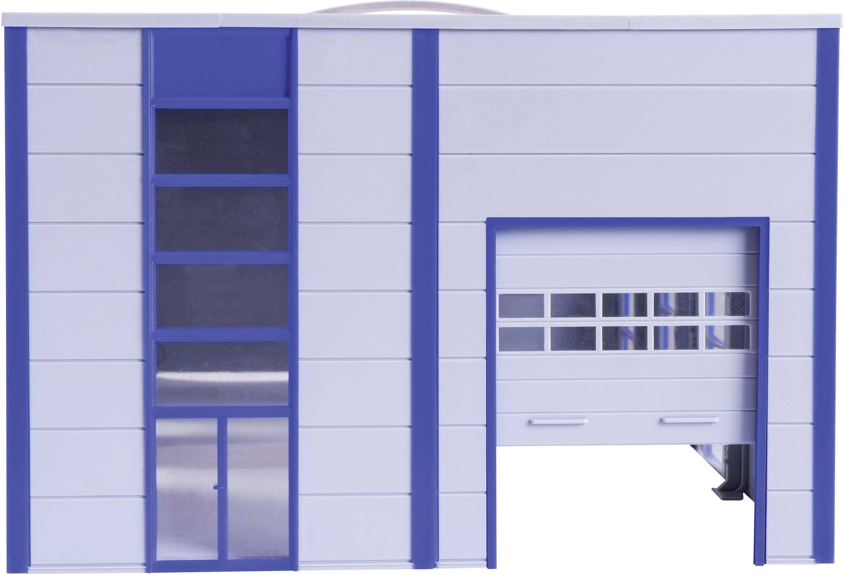 Entrepôt gris avec une décoration bleue et une porte de garage à moitié ouverte sur la droite ; à gauche, une porte avec de petites fenêtres au-dessus.