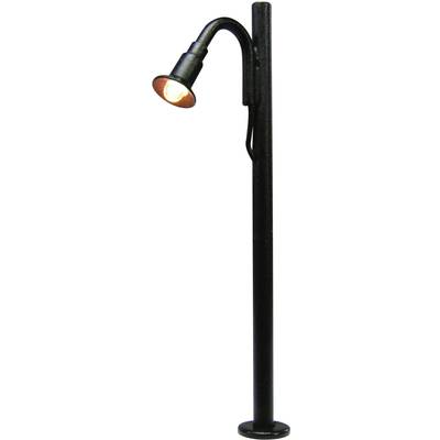 Un poteau d'éclairage extérieur noir avec une tête courbée et une ampoule lumineuse, adapté à l'éclairage de jardin ou de chemin.
