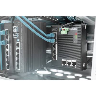 Équipements réseau avec plusieurs connexions de câbles et de ports dans une salle de serveurs. Des LED s'illuminent sur le devant des appareils.