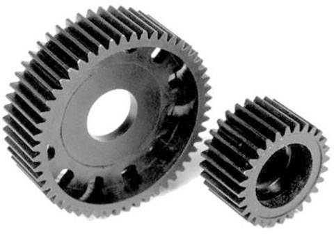 Deux engrenages noirs, l'un grand et l'autre petit, sont placés côte à côte sur un fond clair.