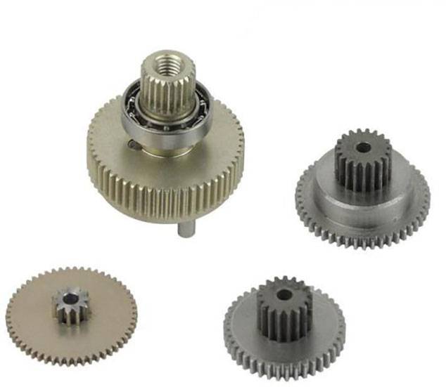 Roues dentées de différentes tailles sur un fond blanc, disposées dans le sens des aiguilles d'une montre. En haut à gauche, un ensemble de roues dentées assemblées.