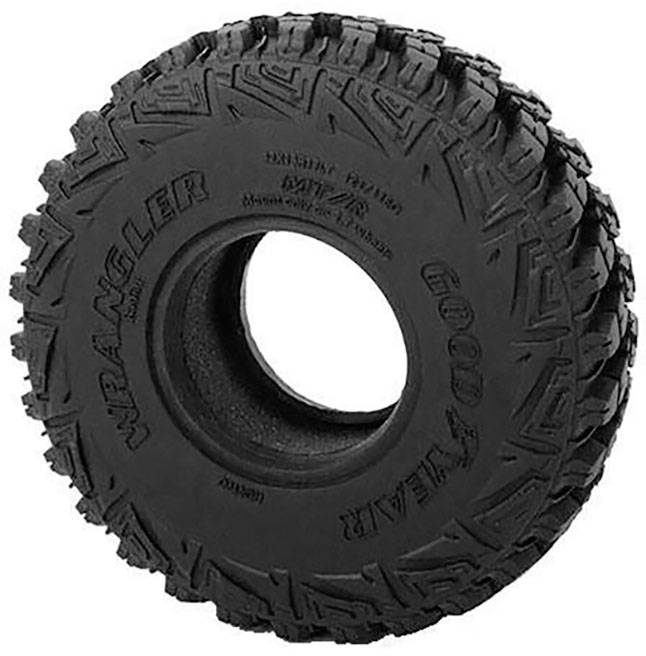 Un pneu tout-terrain robuste avec un profil prononcé ; on peut lire 'Goodyear Wrangler' sur le flanc du pneu.