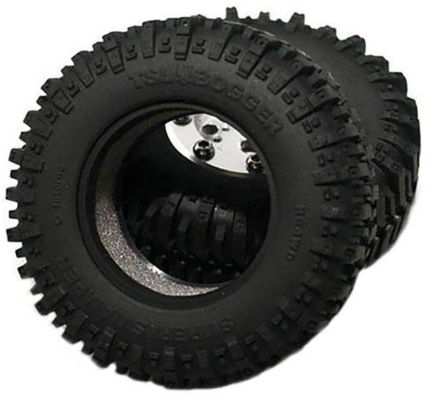 Deux pneus noirs en caoutchouc avec un profil grossier, posés côte à côte.