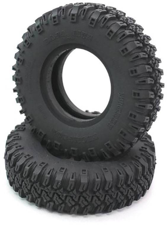 Deux pneus tout-terrain noirs avec un profil rugueux, l'un debout et l'autre couché, adaptés aux véhicules tout-terrain.