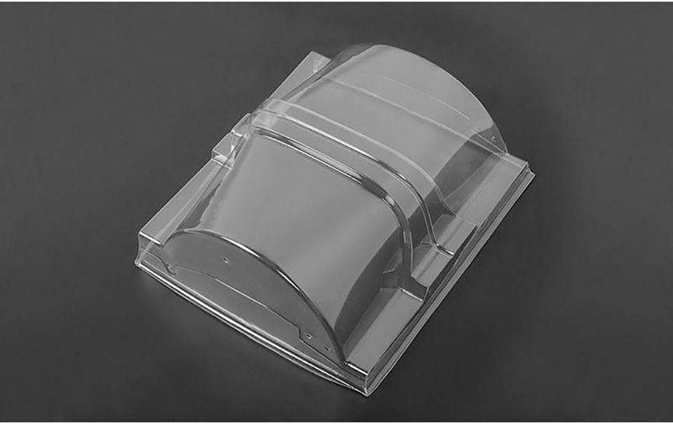 Un embout en plastique transparent, de forme hémisphérique, sur un fond noir.