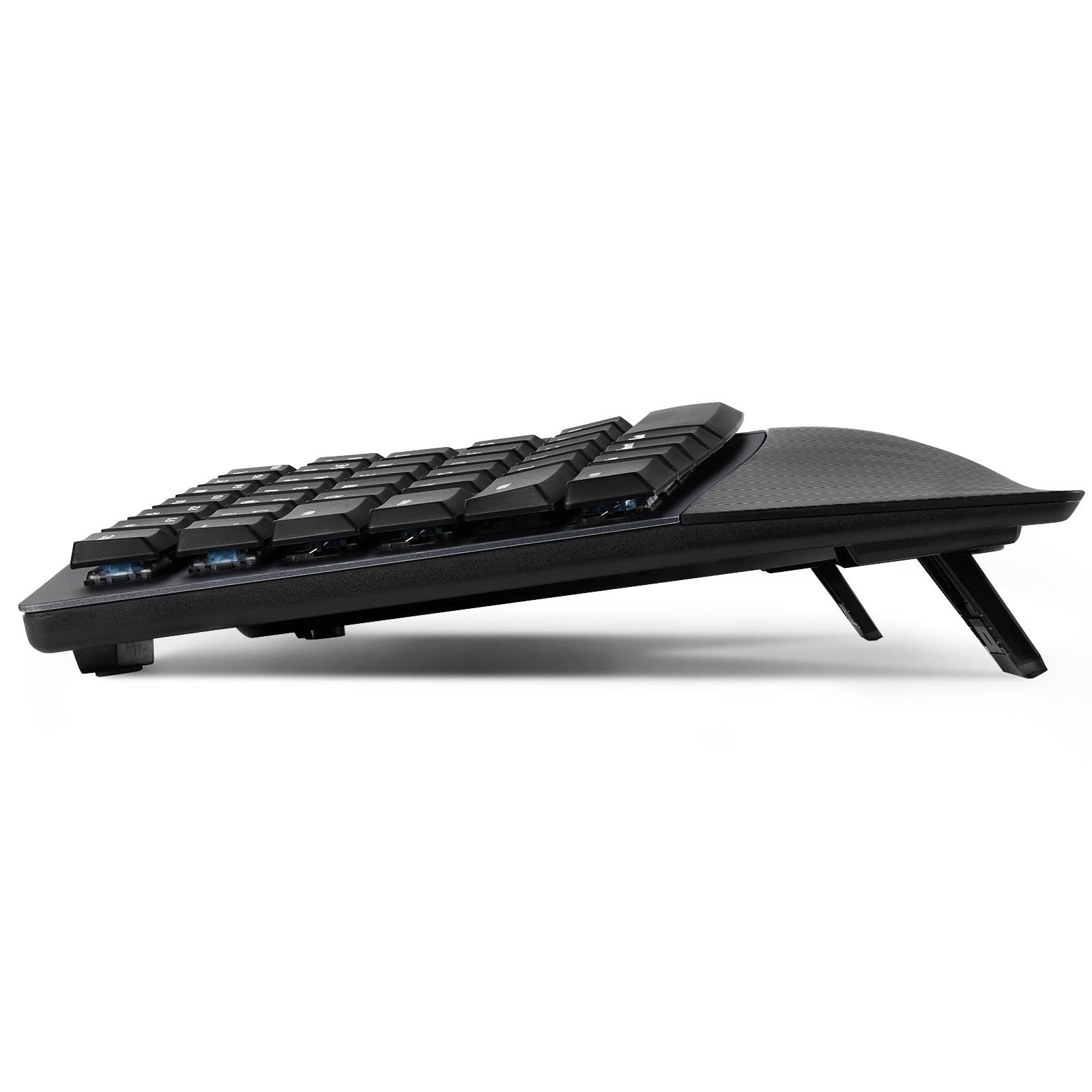 Un clavier d'ordinateur noir avec des touches surélevées et des supports sur la face inférieure, offrant une surface de frappe inclinée.