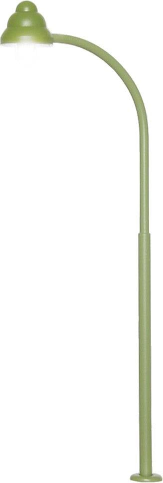 Lampadaire vert à mât incurvé et abat-jour rond.