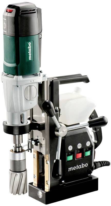 Machine à percer magnétique portable Metabo en gros plan, adaptée aux travaux de perçage précis sur des surfaces métalliques.