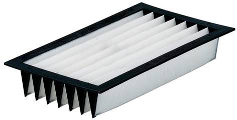 Filtre à air rectangulaire plissé avec un cadre noir, présenté en angle sur un fond blanc.