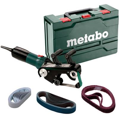 Kit de ponceuse à bande Metabo avec étui de transport et trois bandes abrasives de différentes granulométries.