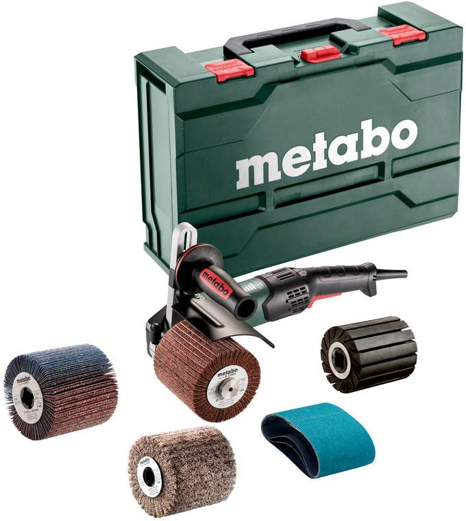 Kit d'outils électriques Metabo avec malette de transport verte, meuleuse d'angle, et assortiment de tambours et courroies de ponçage et de polissage.