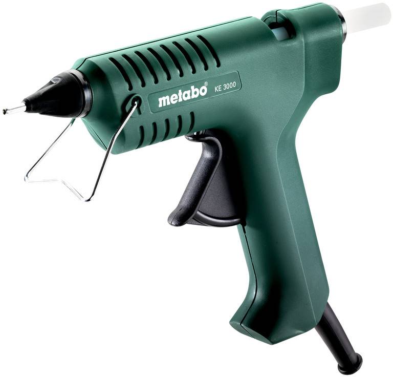 Pistolet à colle chaude Green Metabo KE 3000 avec gâchette, buse et support en fil plié sur fond blanc.