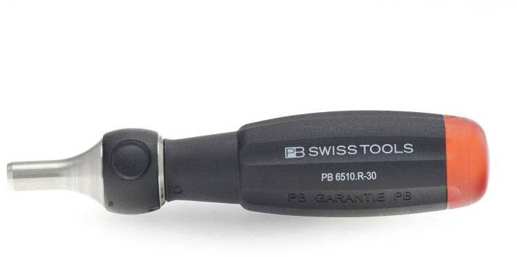 Tournevis avec poignée rouge et embout métallique gris. Nom de marque 'PB Swiss Tools' imprimé sur la poignée.