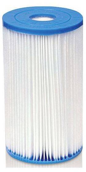 Un filtre à eau cylindrique avec un bord bleu en haut et en bas. Le filtre est blanc avec des plis repliés pour la filtration.